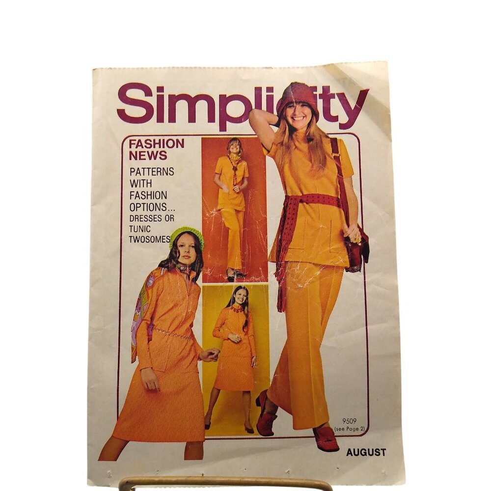 Vintage Simplicity Fashion News Booklet Insert, August 1971, Fun and Funky Retro
